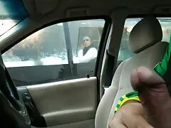 நிர்வாணமாக லூப் செய்யப்பட்ட பெண் உடலுடன் முழுமையான மசாஜ்