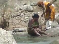 டயானா அதை தன் பம்பரத்தை உயர்த்தினாள்