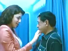 ஃபேக்ஹப்: கம்ஸ் தனது பிறந்தநாளில் சோபியா லீயுடன் போர்ன்எச்டியில் மூன்று முறை